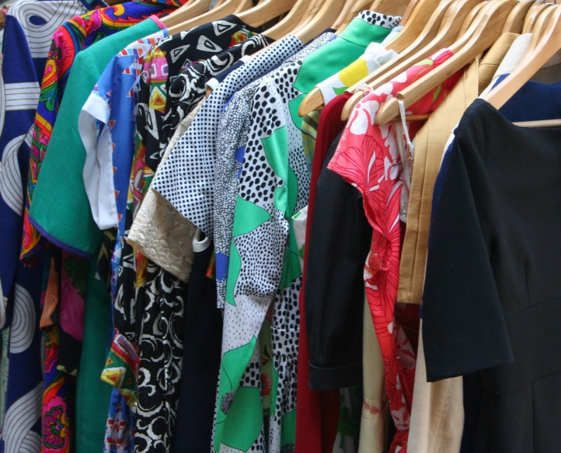 magasin-ST RAPHAEL-min_dresses_apparel_clothing_clothes_clothes_hangers_wooden_hangers_retail_shop_closet-1149845
